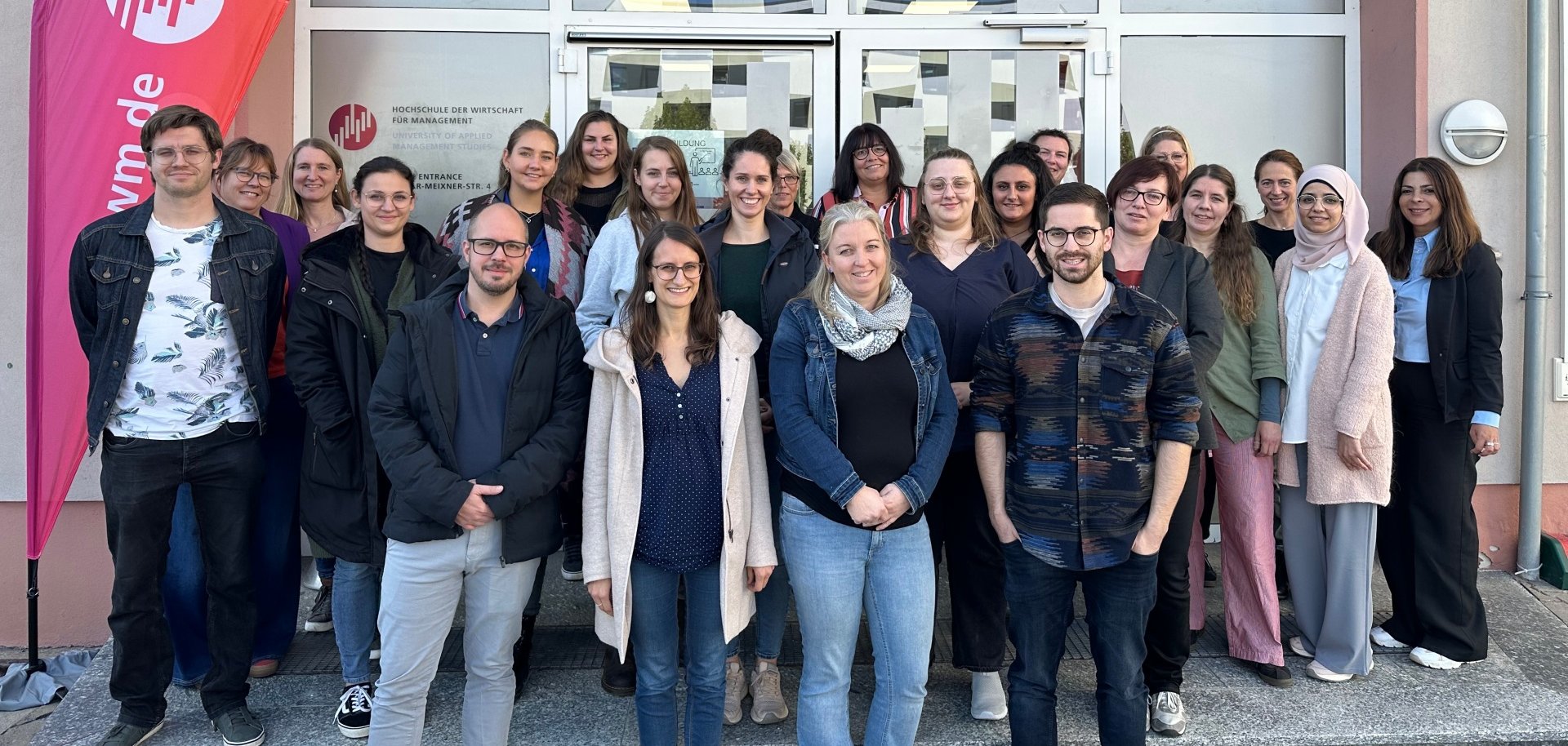 Die Teilnehmerinnen und Teilnehmer der HELP- Fortbildung in Mannheim mit Eva-Maria Dunn, Diplom-Sozialpädagogin und Systemische Beraterin von der Hochschule der Wirtschaft für Management (2.v.li.), der HELP-Koordinatorin Petra Reimertz (Bildmitte) und Psychologie-Professorin Dr. Julie Papastamatelou von der HdWM (ganz rechts).