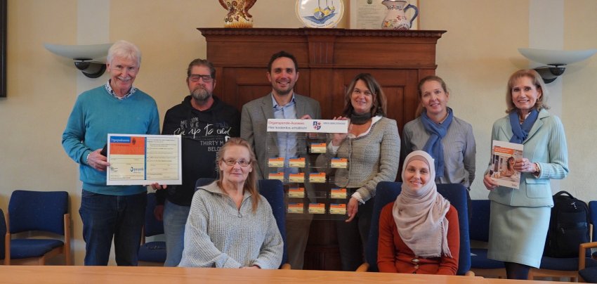 Die Erste Kreisbeigeordnete Angelika Beckenbach überreicht die 12. Organspende-Ausweis-Tafel zusammen mit dem Präventionsteam des Kreises, Reinhild Zolg und Nadja Niestroj, an den Bürgermeister von Lindenfels, Maximilian Klöss. Mit dabei ist der Stadtverordnetenvorsteher von Lindenfels, Stefan Ringer, die Fachärztin für Innere Medizin, Susan Winkler, der Patient Peter Bertsch, dem eine Spenderniere transplantiert wurde und seine Frau.