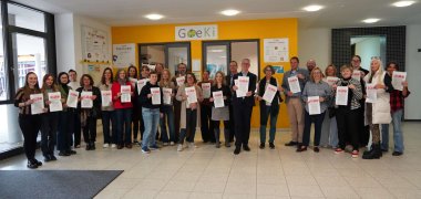 Brötchentütenaktion 1 Landrat Christian Engelhardt (Mitte) gemeinsam mit dem Arbeitskreis gegen häusliche Gewalt im Kreis Bergstraße und weiteren Kooperationspartnerinnen und -partnern bei der Auftaktveranstaltung am Goethe-Gymnasium Bensheim.