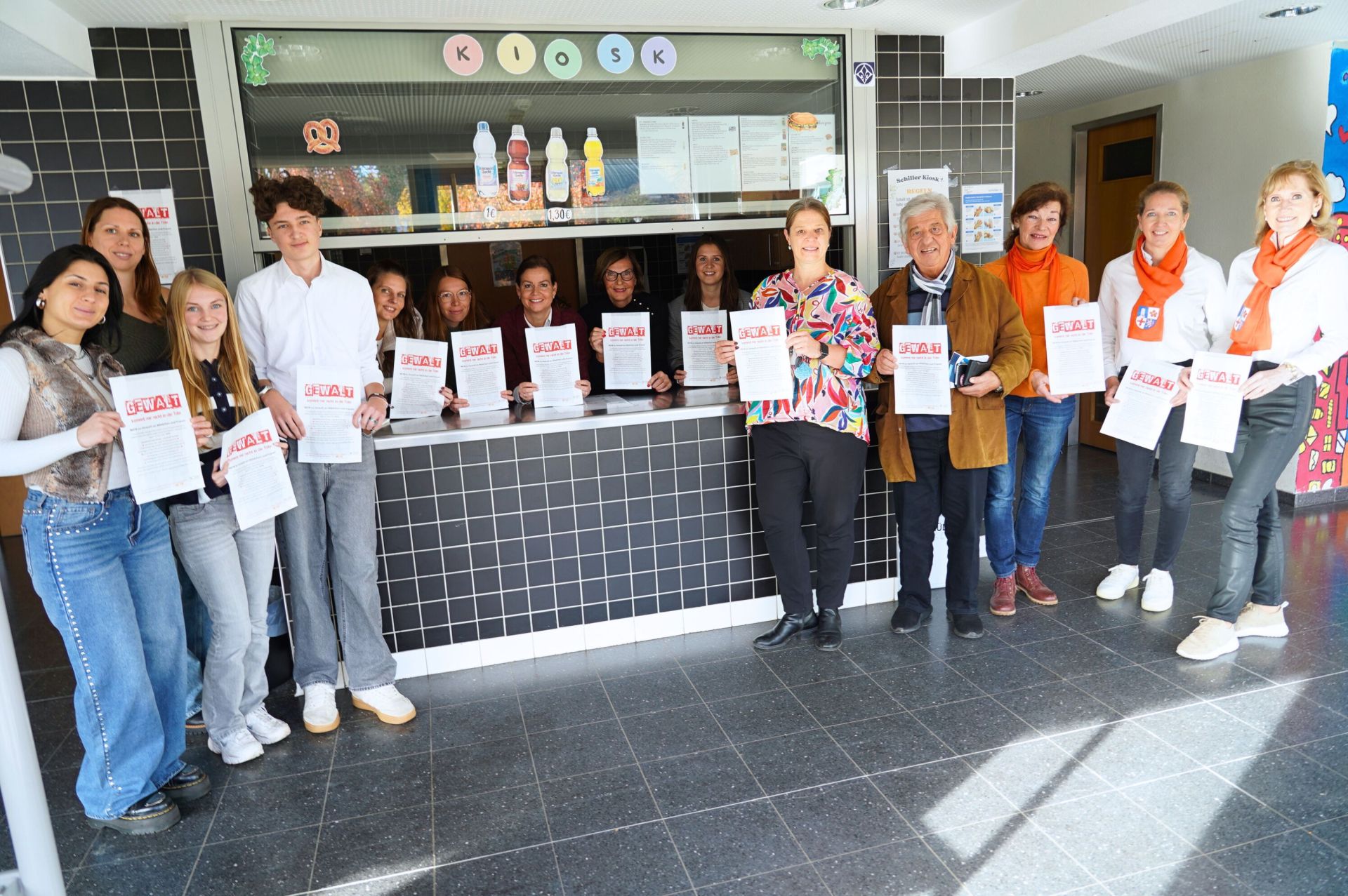 Die Kreisschülervertretung, Vertreterinnen und Vertreter des Arbeitskreises gegen häusliche Gewalt im Kreis Bergstraße, Schulleiterin Sylvia Meier, der Kreisbeigeordnete Philipp-Otto Vock sowie das Präventionsteam des Kreises Bergstraße bei der Ausgabe der Brötchentüten an der Schillerschule Bensheim.