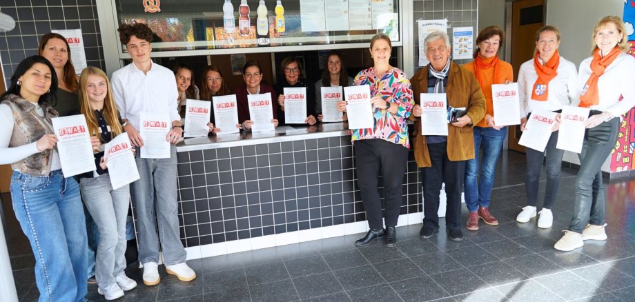 Brötchentütenaktion 2 Die Kreisschülervertretung, Vertreterinnen und Vertreter des Arbeitskreises gegen häusliche Gewalt im Kreis Bergstraße, Schulleiterin Sylvia Meier, der Kreisbeigeordnete Philipp-Otto Vock sowie das Präventionsteam des Kreises Bergstraße bei der Ausgabe der Brötchentüten an der Schillerschule Bensheim.