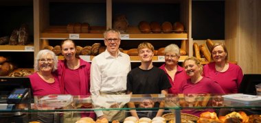 Brötchentütenaktion 3 Wie in jedem Jahr war Landrat Christian Engelhardt (3.v.l.) anlässlich der Aktion wieder in einer Bäckerei im Kreisgebiet vor Ort, um beim Verteilen der Brötchentüten zu unterstützen – diesmal bei der Bäckerei Germann in Zwingenberg mit der Inhaberin Nicole Germann (2.v.r.) sowie ihrem Team.