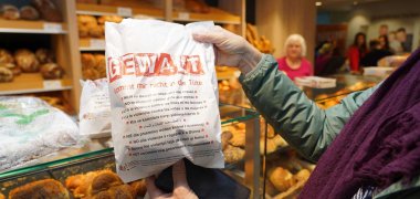 Brötchentütenaktion 4 Die Brötchentüten wurden nicht nur mit der Aufschrift „Gewalt kommt mir nicht in die Tüte“ bedrückt. Auf der Rückseite finden sich zudem Notfallnummern und Hilfsangebote.