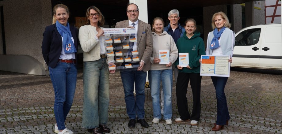 13. Organspende-Ausweis-Tafel Die Erste Kreisbeigeordnete Angelika Beckenbach überreicht gemeinsam mit dem Präventionsteam des Kreises, Reinhild Zolg und Nadja Niestroj, die 13. Organspende-Ausweis-Tafel an den Bürgermeister von Wald-Michelbach, Dr. Sascha Weber. Mit dabei ist der Facharzt für Allgemeinmedizin, Dr. Klaus-Ulrich Henß sowie Hannah Eissfeldt und Lena Leithner vom Arbeitskreis Organspende der Uni Heidelberg.