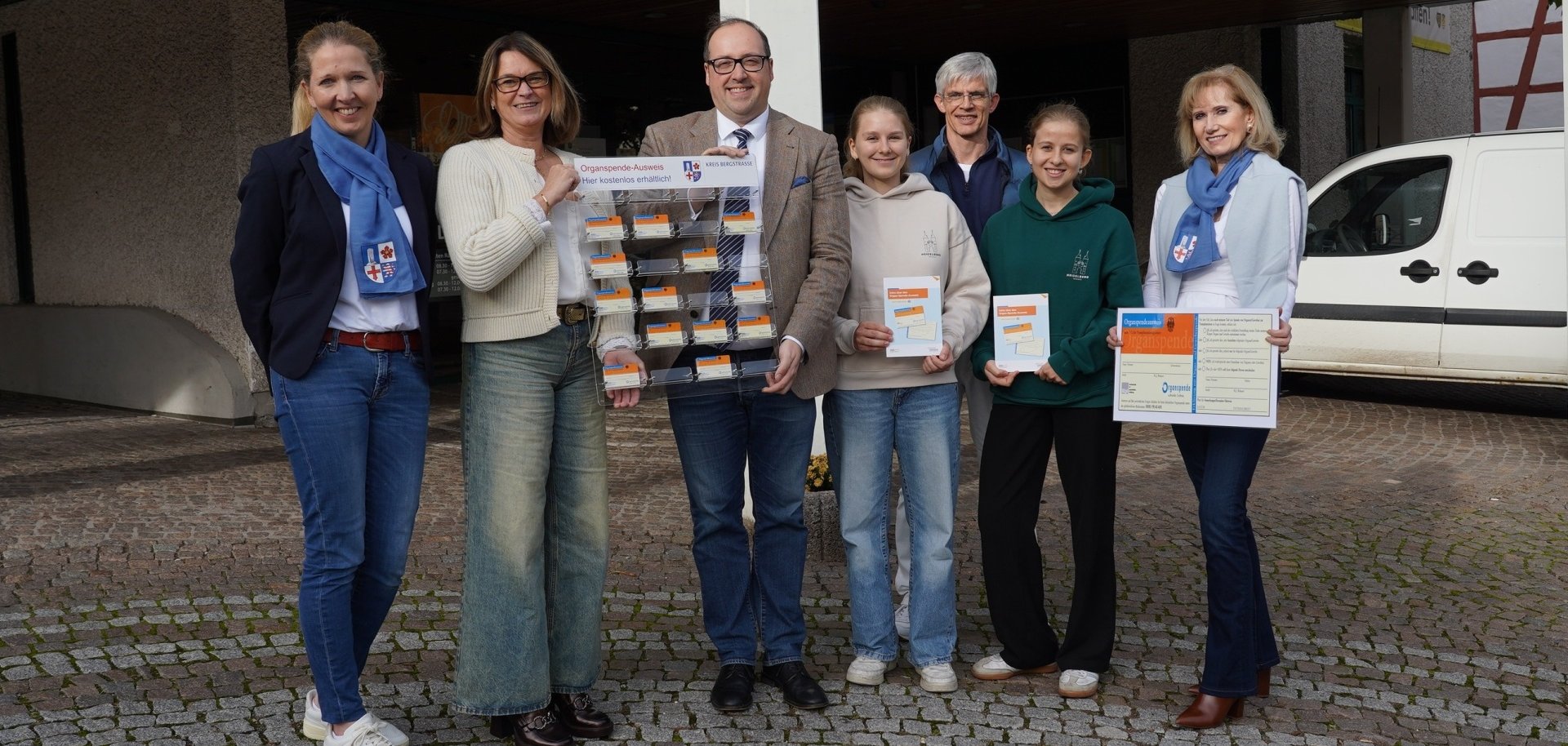 Die Erste Kreisbeigeordnete Angelika Beckenbach überreicht gemeinsam mit dem Präventionsteam des Kreises, Reinhild Zolg und Nadja Niestroj, die 13. Organspende-Ausweis-Tafel an den Bürgermeister von Wald-Michelbach, Dr. Sascha Weber. Mit dabei ist der Facharzt für Allgemeinmedizin, Dr. Klaus-Ulrich Henß sowie Hannah Eissfeldt und Lena Leithner vom Arbeitskreis Organspende der Uni Heidelberg.