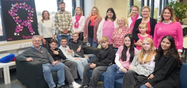 Verantwortliche mit Schülerinnen und Schülern Die Verantwortlichen sitzen mit einigen Schülerinnen und Schülern auf einer Couch.