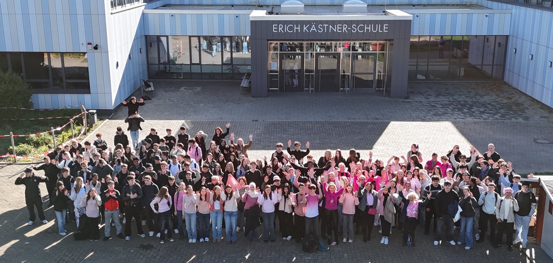 Die Schülerinnen und Schüler der EKS Bürstadt stehen vor dem Schulgebäude.