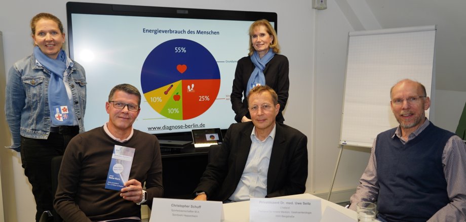 Das Expertengespräch mit dem Übungsleiter des Reha-Sports im Sportpark Heppenheim, Christopher Schuff, dem Chefarzt für Innere Medizin und Gastroenterologie des Kreiskrankenhauses, Dr. med. Uwe Seitz, dem Diabetesberater Andreas Kolb sowie dem Präventionsteam des Kreises, Nadja Niestroj und Reinhild Zolg, sitzen in einem Besprechungsraum.
