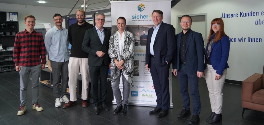 Tim Rückert von der Entwicklungsgesellschaft Lorsch, Jannis Fellinghauer und Benjamin Dickerhof von sicherhoch3, Landrat Christian Engelhardt, die Geschäftsführerin von sicherhoch3, Dr. Julia Dubowy, der Geschäftsführer der Wirtschaftsförderung Bergstraße (WFB), Dr. Matthias Zürker, sowie Marco Kreuzer sowie Julia Freier von der WFB beim Besuch bei sicherhoch3 in Lorsch.