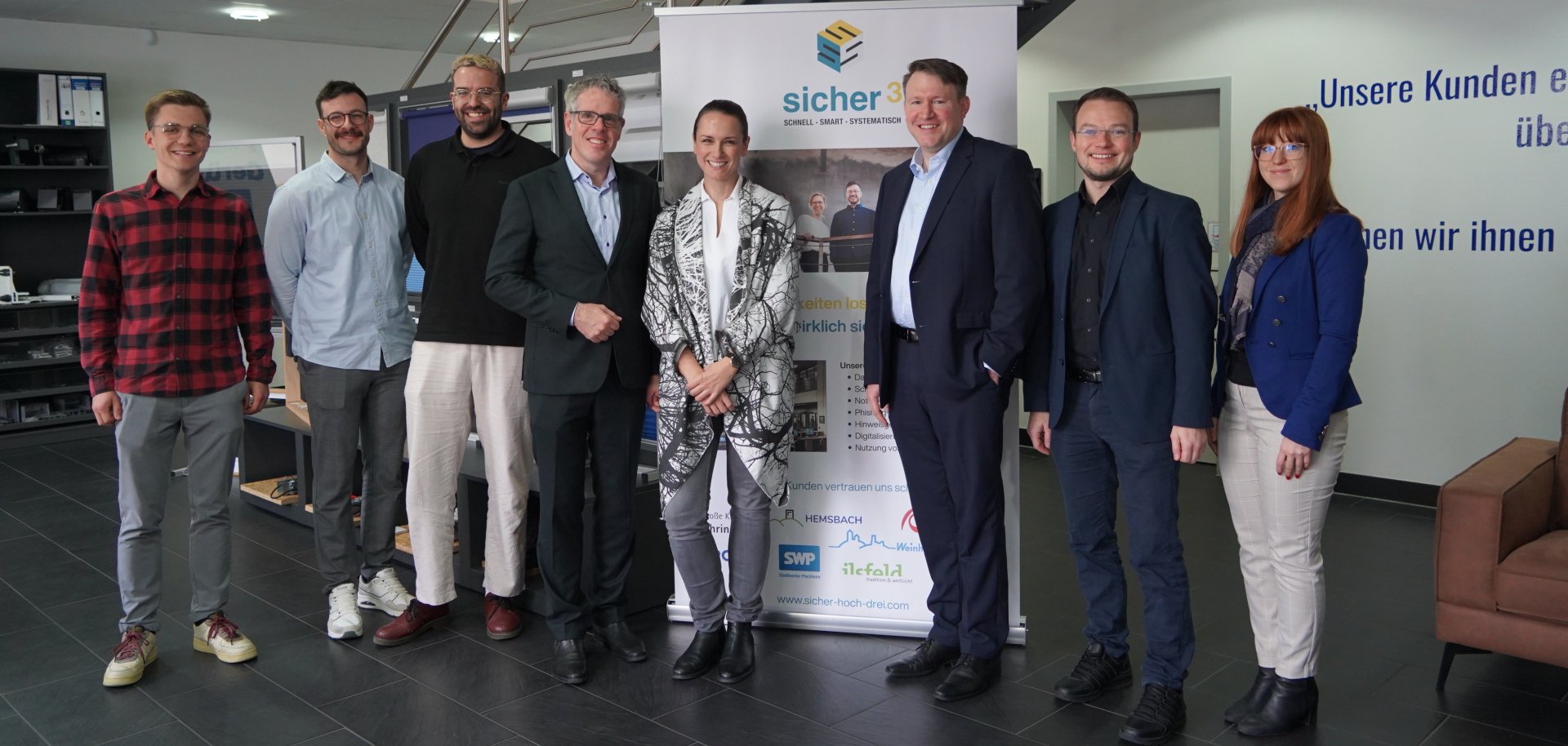 Tim Rückert von der Entwicklungsgesellschaft Lorsch, Jannis Fellinghauer und Benjamin Dickerhof von sicherhoch3, Landrat Christian Engelhardt, die Geschäftsführerin von sicherhoch3, Dr. Julia Dubowy, der Geschäftsführer der Wirtschaftsförderung Bergstraße (WFB), Dr. Matthias Zürker, sowie Marco Kreuzer sowie Julia Freier von der WFB beim Besuch bei sicherhoch3 in Lorsch.