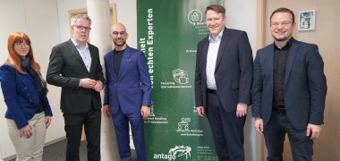 Julia Freier von der Wirtschaftsförderung Bergstraße (WFB), Landrat Christian Engelhardt, der Geschäftsführer von Antago, Alexander Dörsam, der Geschäftsführer der WFB, Dr. Matthias Zürker sowie Marco Kreuzer von der WFB beim Besuch bei Antago in Bensheim.