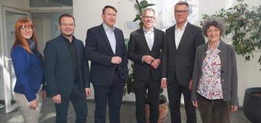 Julia Freier und Marco Kreuzer von der Wirtschaftsförderung Bergstraße (WFB), der Geschäftsführer der WFB, Dr. Matthias Zürker, Landrat Christian Engelhardt, der Vorstand der Concat AG, Olaf von Heyer sowie Claudia Petrik von Concat beim Besuch des Unternehmens in Bensheim.