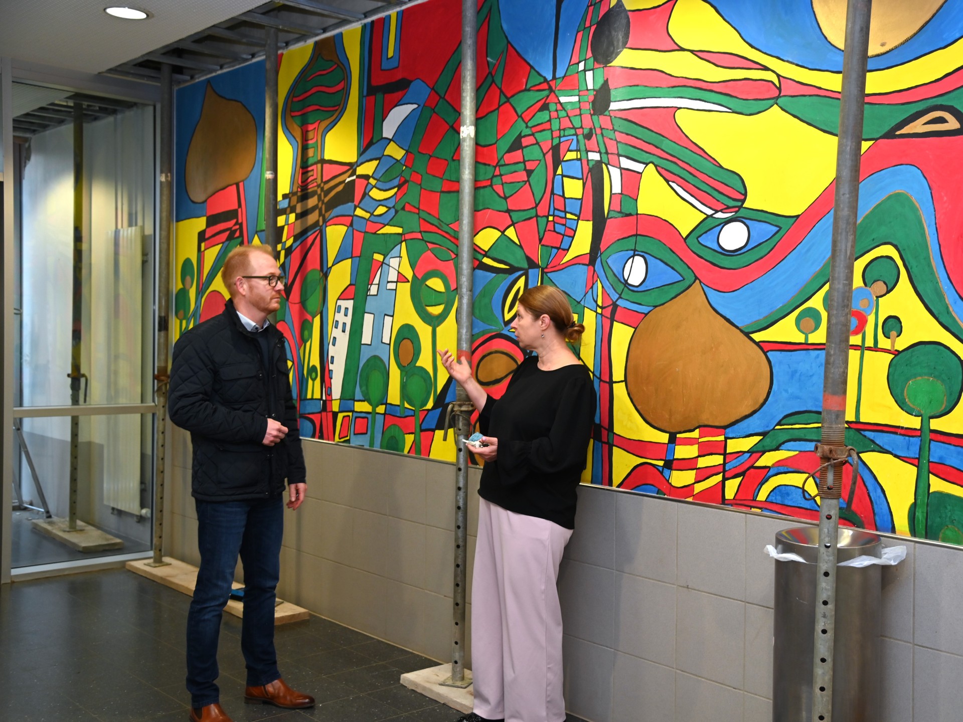 Der Technische Betriebsleiter des Eigenbetriebs Schule und Gebäudewirtschaft, Johannes Kühn und die Schulleiterin, Sylvia Meier bei der fachlichen Begutachtung der Risse.