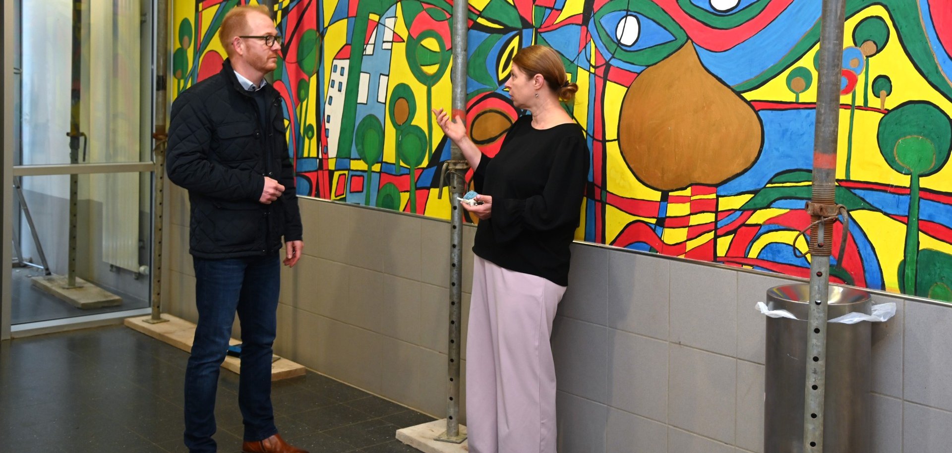 Der Technische Betriebsleiter des Eigenbetriebs Schule und Gebäudewirtschaft, Johannes Kühn und die Schulleiterin, Sylvia Meier bei der fachlichen Begutachtung der Risse.