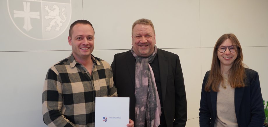 Der hauptamtliche Kreisbeigeordnete und für die Untere Naturschutzbehörde zuständige Dezernent Matthias Schimpf überreicht den Förderbescheid an Jan-Niklas Gehbauer von der Gemeinde Lautertal und Christina Härle vom Landschaftspflegeverband Kreis Bergstraße e.V.