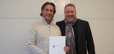 Der hauptamtliche Kreisbeigeordnete und für die Untere Naturschutzbehörde zuständige Dezernent Matthias Schimpf überreicht den Förderbescheid an Dirk Bernd von MUNA e.V..