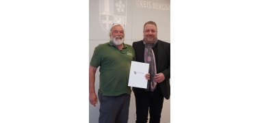 Der hauptamtliche Kreisbeigeordnete und für die Untere Naturschutzbehörde zuständige Dezernent Matthias Schimpf überreicht den Förderbescheid an Jürgen Schneider, den Vorsitzenden von NABU Meerbachtal e.V..
