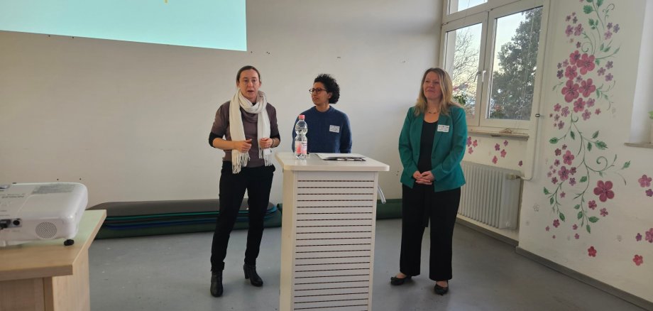 Bei der Veranstaltung diskutieren die Anwesenden mit Darja Janus, Bildungskoordinatorin des Kreises Bergstraße, der Leiterin der Kreisvolkshochschule, Iwona Cissarz, sowie der Projektkoordinatorin der Beratungsstelle „Kultur macht stark“, Saloua Maskoué.