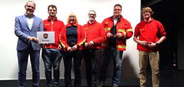 Verleihung Ehrenamtscard an Bensheim Landrat Christian Engelhardt mit einigen ehrenamtlichen Helferinnen und Helfern aus Bensheim, denen der Landrat in Rimbach die Ehrenamts-Card überreichte.