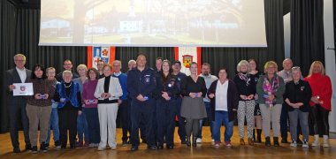 Verleihung Ehrenamtscard an Bürstadt Landrat Christian Engelhardt mit den ehrenamtlichen Helferinnen und Helfern aus Bürstadt, denen der Landrat in Einhausen die Ehrenamts-Card überreichte