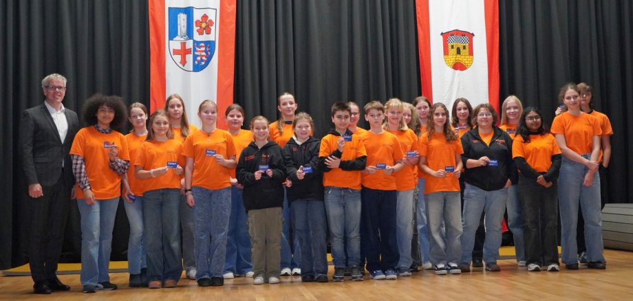 Verleihung Ehrenamtscard ans Goethe-Gymnasium Bensheim Landrat Christian Engelhardt, mit den ehrenamtlichen Schulsanitäterinnen und -sanitätern vom Goethe-Gymnasium Bensheim, denen der Landrat in Einhausen die Ehrenamts-Card überreichte.