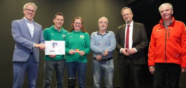 Verleihung Ehrenamtscard an Heppenheim Landrat Christian Engelhardt mit einigen ehrenamtlichen Helferinnen und Helfern aus Heppenheim, denen der Landrat in Rimbach die Ehrenamts-Card überreichte.