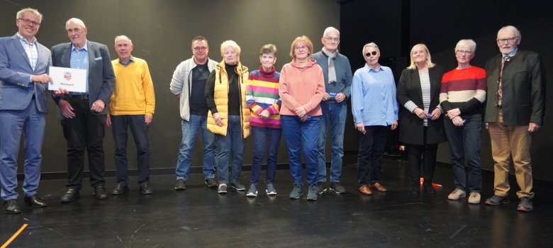 Verleihung Ehrenamtscard an Rimbach Landrat Christian Engelhardt mit den ehrenamtlichen Helferinnen und Helfern aus Rimbach, denen der Landrat dort die Ehrenamts-Card überreichte.