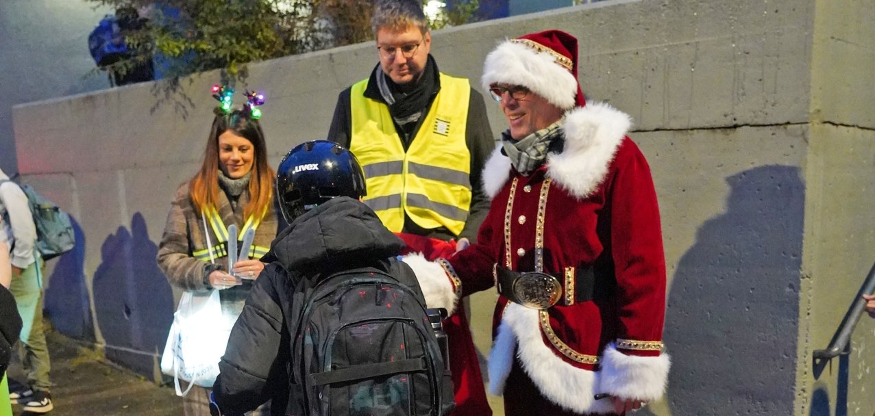 Bei der Nikolausaktion überreicht Landrat Christian Engelhardt gemeinsam mit der für den Radverkehr zuständigen Mitarbeiterin in der Abteilung PNV und Mobilität des Kreises Bergstraße, Lisa-Marie Riemann und dem Leiter der Abteilung ÖPNV und Mobilität des Kreises Bergstraße, Dominik Perleth, die Schokonikoläuse.