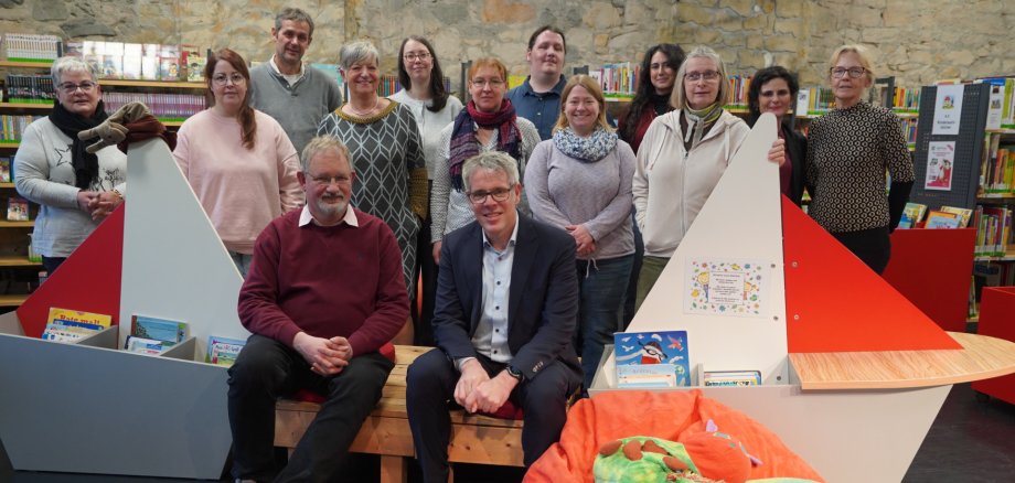 Tag der Bibliotheken Landrat Christian Engelhardt, der Leiter der Hessischen Fachstelle für Öffentliche Bibliotheken, Alexander Budjan, Bensheims Bürgermeisterin Christine Klein und zahlreiche Vertreterinnen und Vertreter von mehreren Bergsträßer Bibliotheken beim gemeinsamen Pressegespräch.