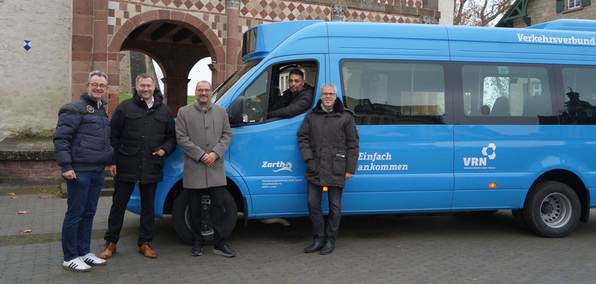 Landrat Christian Engelhardt (rechts) begutachtete zusammen mit (v.l.n.r.) Bürgermeister der Stadt Lorsch Christian Schönung, Stefan Schirra (Geschäftsführer Zarth GmbH), Dr. Michael Winnes (Geschäftsführer VRN GmbH) und dem Fahrer Lian (Zarth GmbH) einen der neuen E-Busse.