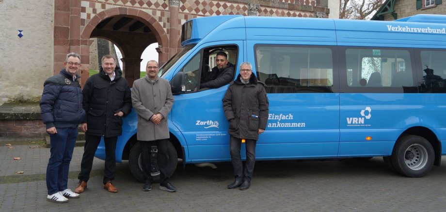 Landrat Christian Engelhardt (rechts) begutachtete zusammen mit (v.l.n.r.) Bürgermeister der Stadt Lorsch Christian Schönung, Stefan Schirra (Geschäftsführer Zarth GmbH), Dr. Michael Winnes (Geschäftsführer VRN GmbH) und dem Fahrer Lian (Zarth GmbH) einen der neuen E-Busse.
