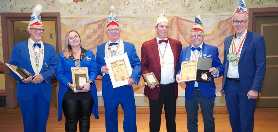 Landrat Christian Engelhardt und Ulrich Knorr (links neben ihm, Mitgründer der „Narren im besten Alter“) mit der Preisträgerin und den Preisträgern (v.l.n.r.): Wolfgang Horle, Nadine Wörthmüller, Rüdiger Holch sowie Achim Hahl.