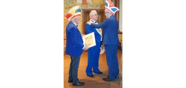 Landrat Christian Engelhart überreicht die Kreis-Narrenkette an Rüdiger Holch vom BCV 73. Ulrich Knorr (links, NibA, „Narren im besten Alter“) hält die Ehrenurkunde parat.