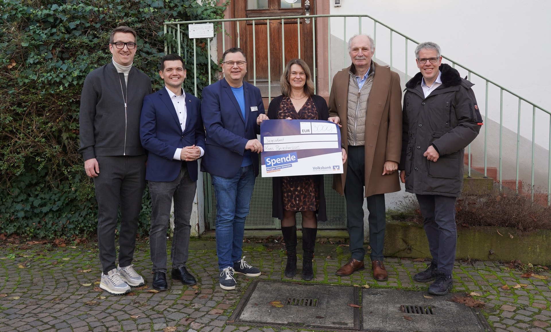 Landrat Christian Engelhardt (rechts), die Erste Kreisbeigeordnete Angelika Beckenbach (Mitte) und der Leiter des Jugendamtes Kai Kuhnert (links daneben) freuen sich über die Spende der Lions Clubs Bergstraße für die Notfallkasse des Jugendamtes. Mit dabei ist (v.l.n.r.) Björn Schmitt vom Lions Club Überwald-Weschnitztal, Torben Kruhmann vom Lions Club Viernheim sowie Manfred Salber, Zonenvorsitzender der Clubs.