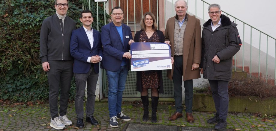 Landrat Christian Engelhardt (rechts), die Erste Kreisbeigeordnete Angelika Beckenbach (Mitte) und der Leiter des Jugendamtes Kai Kuhnert (links daneben) freuen sich über die Spende der Lions Clubs Bergstraße für die Notfallkasse des Jugendamtes. Mit dabei ist (v.l.n.r.) Björn Schmitt vom Lions Club Überwald-Weschnitztal, Torben Kruhmann vom Lions Club Viernheim sowie Manfred Salber, Zonenvorsitzender der Clubs.