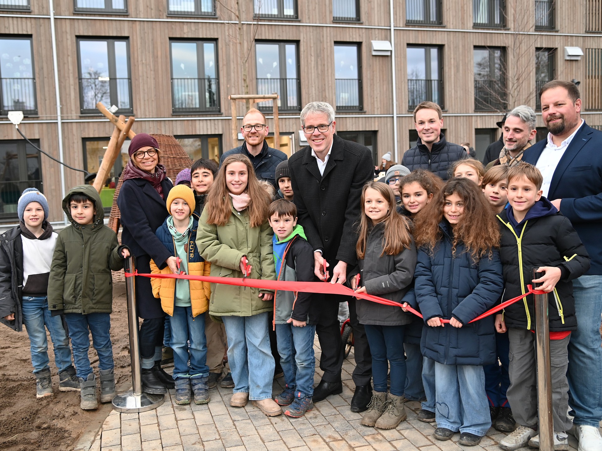 Im Rahmen des Schulfestes der Grundschule „In den Kappesgärten“ in Bensheim hat Landrat Christian Engelhardt gemeinsam mit der kompletten Schulgemeinde, einigen Schülern und den Projektbeteiligten das neue Gebäude eingeweiht.
