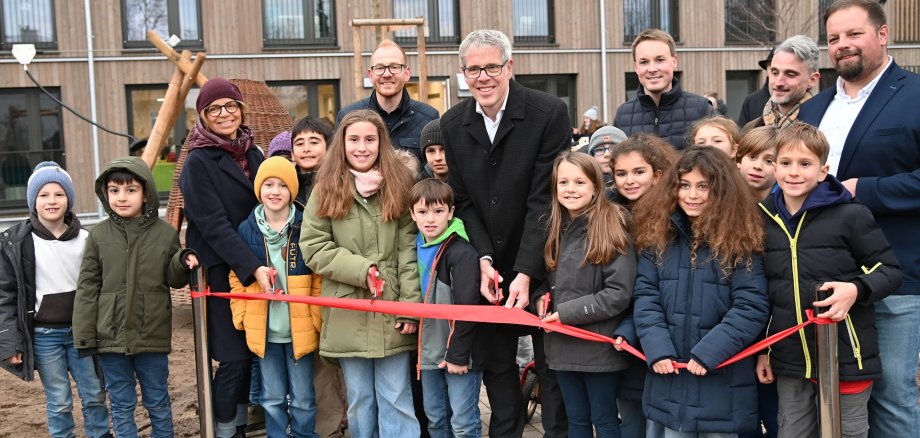 Einweihung Grundschule in den Kappesgärten Im Rahmen des Schulfestes der Grundschule „In den Kappesgärten“ in Bensheim hat Landrat Christian Engelhardt gemeinsam mit der kompletten Schulgemeinde, einigen Schülern und den Projektbeteiligten das neue Gebäude eingeweiht.