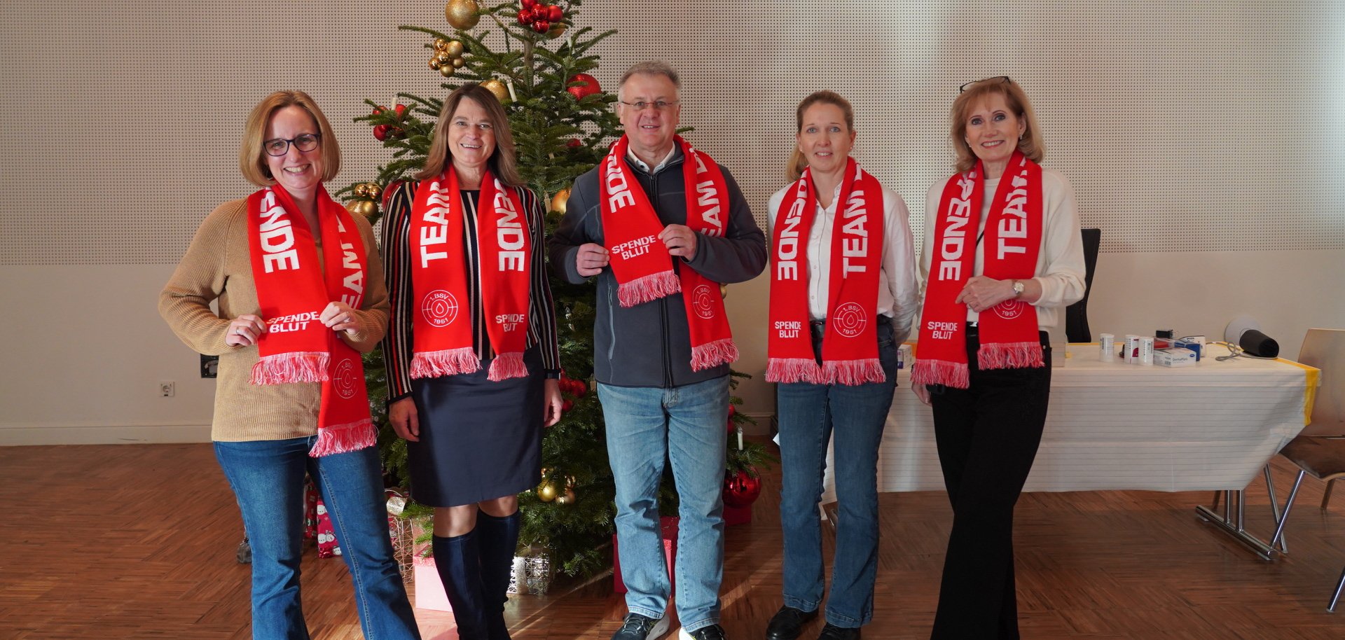 (v.l.n.r.) Die Referentin für Spenderbindung vom DRK-Blutspendedienst, Silke Bungard, die Erste Kreisbeigeordnete Angelika Beckenbach, Bürgermeister von Heppenheim, Rainer Burelbach, sowie das Präventionsteam des Kreises (Nadja Niestroj und Reinhild Zolg) bei der gemeinsamen Blutspendenaktion.