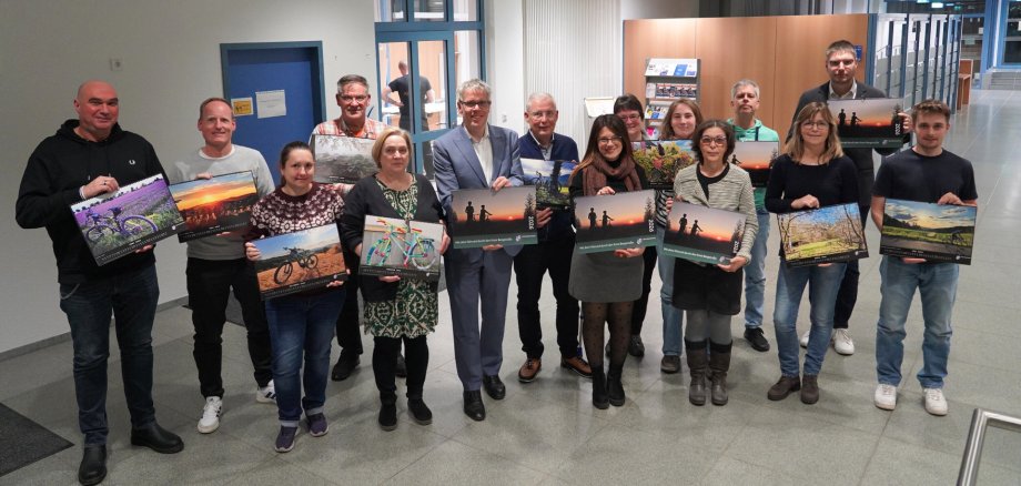 Landrat Christian Engelhardt sowie Lisa-Marie Riemann (vorne mittig) und Dominik Perleth (hinten rechts) von der Abteilung ÖPNV und Mobilität stellten die Gewinner des Fahrradkalenders vor.