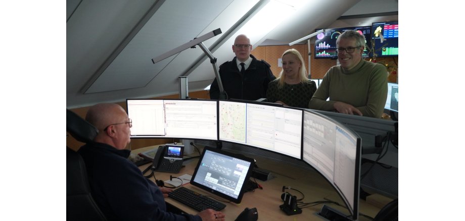 Überbrachten symbolisch ein großes Dankeschön: Landrat Christian Engelhardt (re) und Diana Stolz (Hessische Ministerin für Familie, Senioren, Sport, Gesundheit und Pflege) in der Leitstelle des Kreises Bergstraße mit Markus Stracke und David Rosenfeld (links).