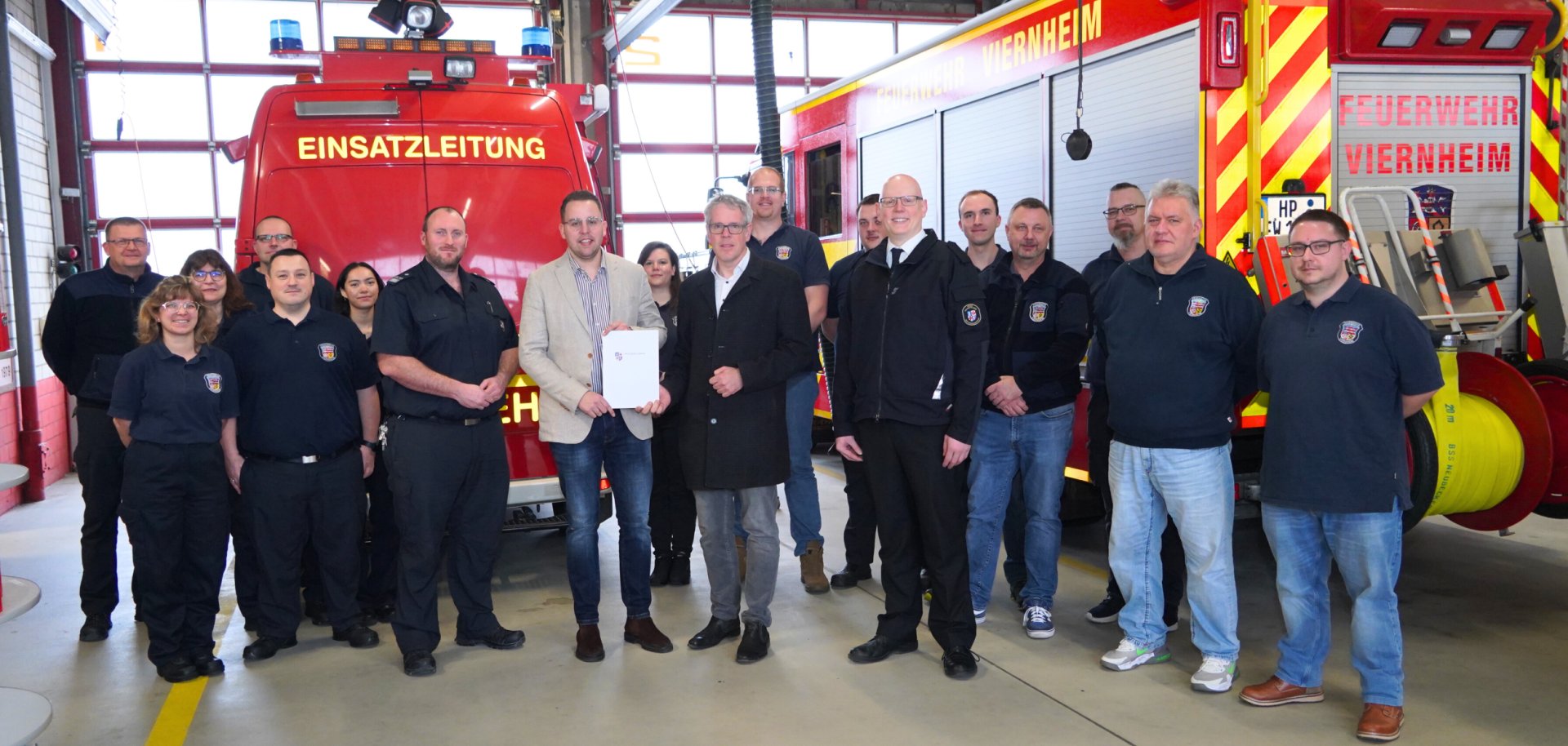 Bei der Freiwilligen Feuerwehr Viernheim: Viernheims Erster Stadtrat Jörg Scheidel erhielt den Förderbescheid von Landrat Christian Engelhardt, mit dabei Markus Stracke, Leiter der Abteilung Gefahrenabwehr.