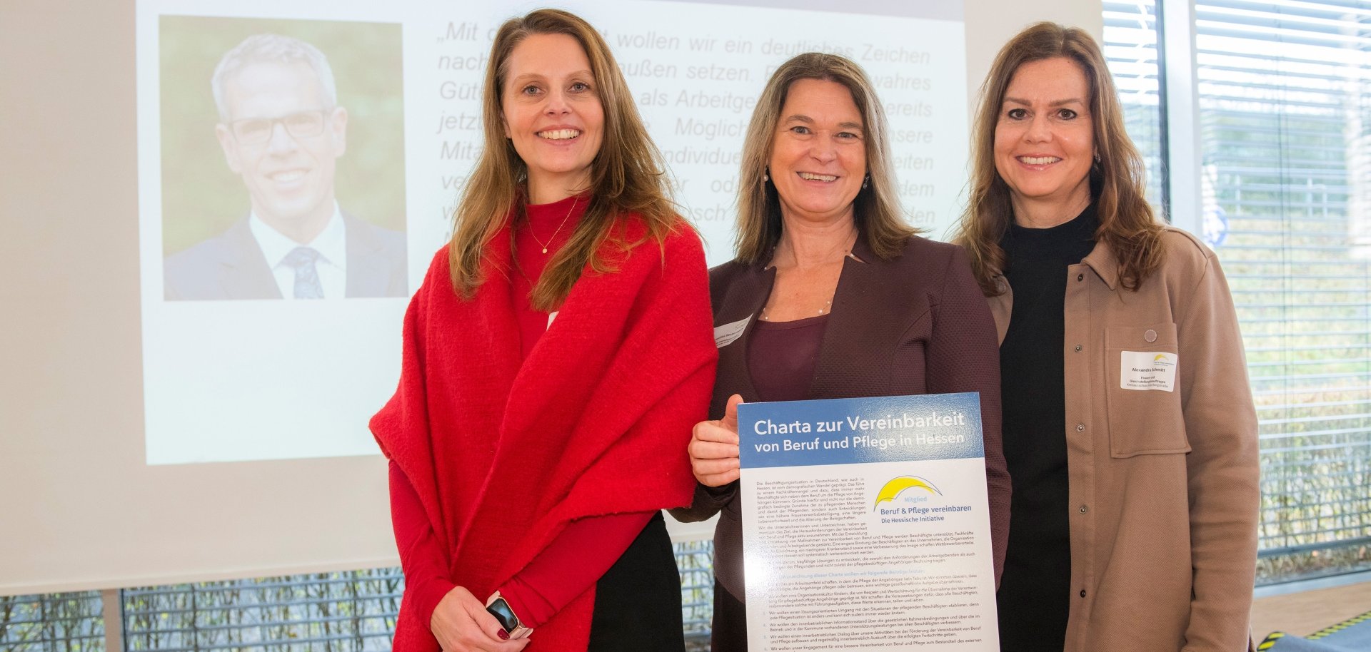 Die Erste Kreisbeigeordnete (Mitte) nahm zusammen mit den Frauen- und Gleichstellungsbeauftragten der Bergsträßer Kreisverwaltung, Nicole Schmitt (links) und Alexandra Schmitt (rechts), die Urkunde zur Charta zur Vereinbarkeit von Beruf und Pflege entgegen.