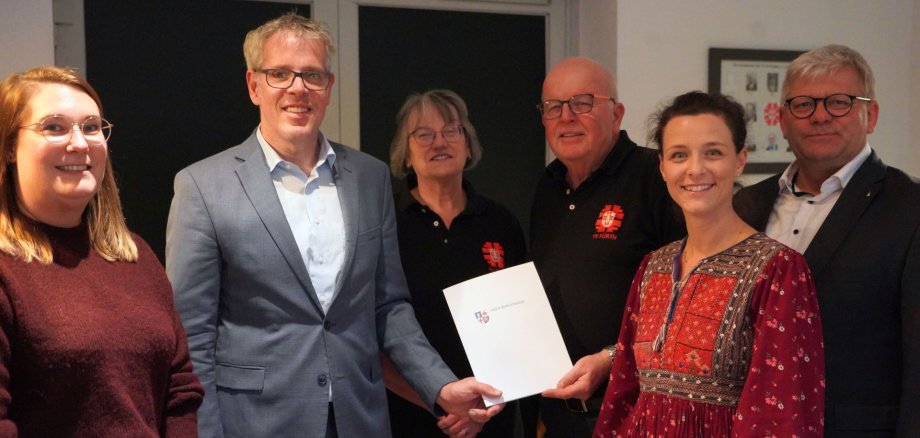 Landrat Christian Engelhardt überreicht den Zuwendungsbescheid zusammen mit (v.l.n.r.) Christina Müller (Fachbereichsleitung Dorf-und Regionalentwicklung Kreis Bergstraße) an Beate Dreyer (Geschäftsführung TV Fürth), Fritz Eisenhauer (Projektleitung Hallenumbau), Rekha Krings (Geschäftsführung IGO) und Volker Oehlenschläger (Bürgermeister Fürth).