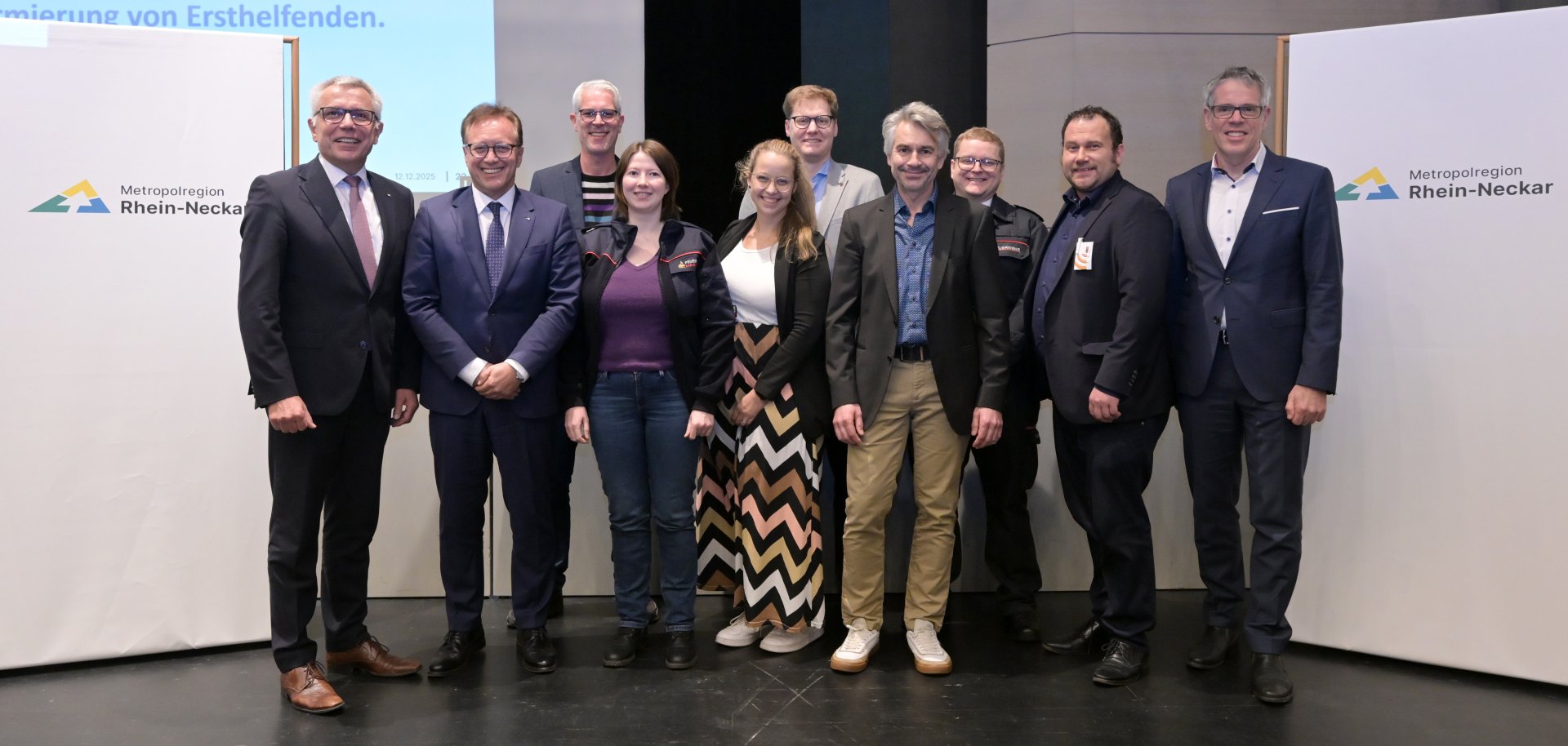 Bei der Verbandsversammlung der Metropolregion Rhein-Neckar steht Landrat Christian Engelhardt neben den weiteren beteiligten Integrierten Leitstellen und kommunalen Partnern.