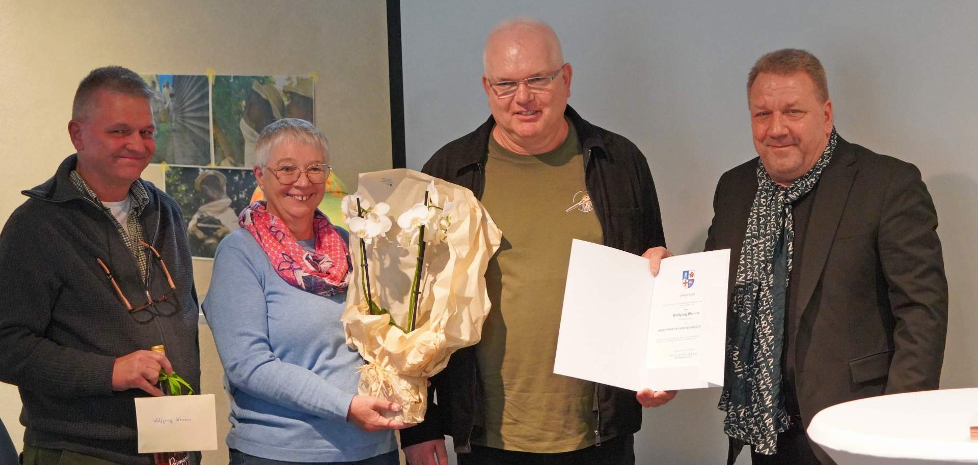 Verleihung Wolfgang Wenner Für sein langjähriges Engagement zeichnet der hauptamtliche Kreisbeigeordnete Matthias Schimpf Wolfgang Wenner mit dem Umweltpreis 2025 aus. Mit dabei sindCarsten John und Jutta Haas.