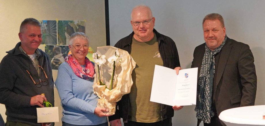 Verleihung Wolfgang Wenner Für sein langjähriges Engagement zeichnet der hauptamtliche Kreisbeigeordnete Matthias Schimpf Wolfgang Wenner mit dem Umweltpreis 2025 aus. Mit dabei sindCarsten John und Jutta Haas.