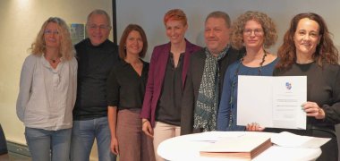 Verleihung Kindertageseinrichtung Kappesgärten Bensheim Die Akteurinnen der Kindertageseinrichtung Kappesgärten in Bensheim werden für ihr Vorschulprojekt „Mit den Bienen durch das Jahr“ ausgezeichnet.