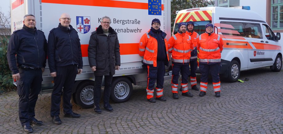 Fahrzeugübergabe Malteser HP Landrat Christian Engelhardt vor dem neuen Sonderanhänger-Sanität zusammen mit Markus Stracke und Frank Morgenstern von der Kreisverwaltung sowie Christian Böhm, Martin Wohlfart, Daniel Böhm und Julia Wohlfart von den Maltesern in Heppenheim.