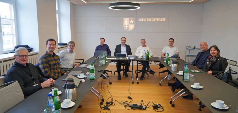 Pakt für Cyberresilienz Beim ersten Arbeitstreffen für den „Pakt für Cyberresilienz“ sitzendie Vertreter der südhessischen Landkreise mit Landrat Christian Engelhardt zusammen an einem Tisch in einem Konferenzraum.