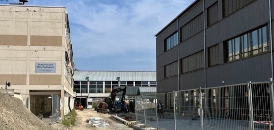 Das Foto zeigt einen Ausschnitt der Baustelle der Schule in den Weschnitzauen Biblis